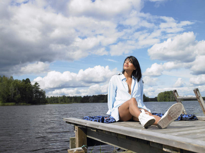 西方人,一个人,坐,笑,微笑,横图,室外,白天,正面,衬衫,湖,湖泊,树林,水,植物,欧洲,欧洲人,仅一个年轻女性,仅一个女性,仅一个人,阴影,波纹,光线,影子,湖面,水流,水面,云,云朵,棕色,涟漪,云彩,注视,树,树木,蓝色,绿色,白云,倒影,蓝天,水纹,天空,阳光,自然,波浪,湖水,天,看,生长,晴朗,成长,倒映,关注,水晕,反照,年轻女性,女人,女性,白种人,长发,晴空,抬头,仰头,坐着,彩图,全身,衬衣