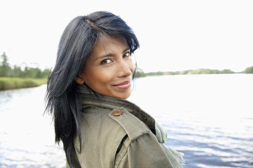 西方人,一个人,码头,站,笑,微笑,露齿笑,横图,室外,白天,侧面,湖,湖泊,树林,水,植物,港口,欧洲,欧洲人,仅一个年轻女性,仅一个女性,仅一个人,阴影,服装,光线,木板,影子,湖面,水流,水面,桥,棕色,木桥,扭头,注视,休闲装,栈桥,树,树木,衣服,绿色,倒影,天空,阳光,自然,湖水,天,观察,看,站着,转头,休闲,休闲服,服饰,生长,成长,观看,人行桥,木板桥,察看,倒映,关注,游艇码头,反照,年轻女性,女人,女性,白种人,长发,站立,半身,彩图,摆渡口,埠头,渡口,渡头,港湾,海港,口岸