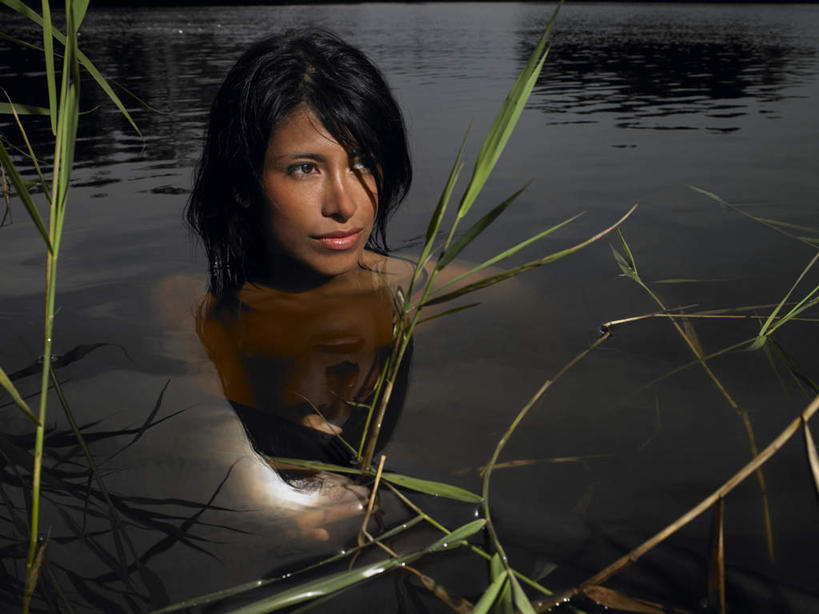 游泳,西方人,一个人,横图,室外,白天,正面,湖,湖泊,日落,水,植物,欧洲,欧洲人,仅一个年轻女性,仅一个女性,仅一个人,阴影,漂浮,光线,影子,湖面,水流,水面,晚霞,霞光,落日,棕色,水草,注视,裸露,倒影,阳光,自然,黄昏,湖水,观察,看,彩霞,生长,成长,观看,察看,倒映,关注,裸,泅水,夕照,反照,拍浮,年轻女性,女人,女性,白种人,长发,夕阳,半身,彩图,斜阳