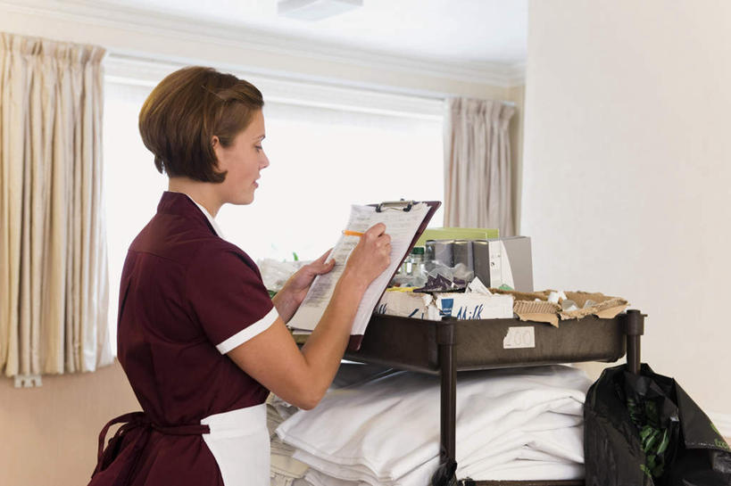 西方人,一个人,服务员,站,笑,微笑,横图,室内,白天,侧面,工作服,制服,窗户,窗帘,天花板,袋子,照明,欧洲,欧洲人,仅一个年轻女性,仅一个女性,仅一个人,一排,许多,握,写字,整齐,装饰,纺织物,围裙,塑料,墙,灯光,地面,折叠,拿,拿着,注视,塑料袋,顶灯,玻璃窗,墙壁,墙面,车,灯,排列,帘子,容器,手推车,塑料制品,灯具,毛巾,交通工具,观察,看,清洁,站着,遮阳,握着,观看,储藏,堆,保暖,华丽,修饰,垃圾袋,照亮,点缀,察看,书写,照明设备,储存,队列,关注,载具,记录板,透气,记事板,防水,衬托,美观,雅致,雅观,工作制服,储水,耐磨,吸水,年轻女性,女人,女性,白种人,服务生,侍者,站立,半身,彩图,工作套服,贮存