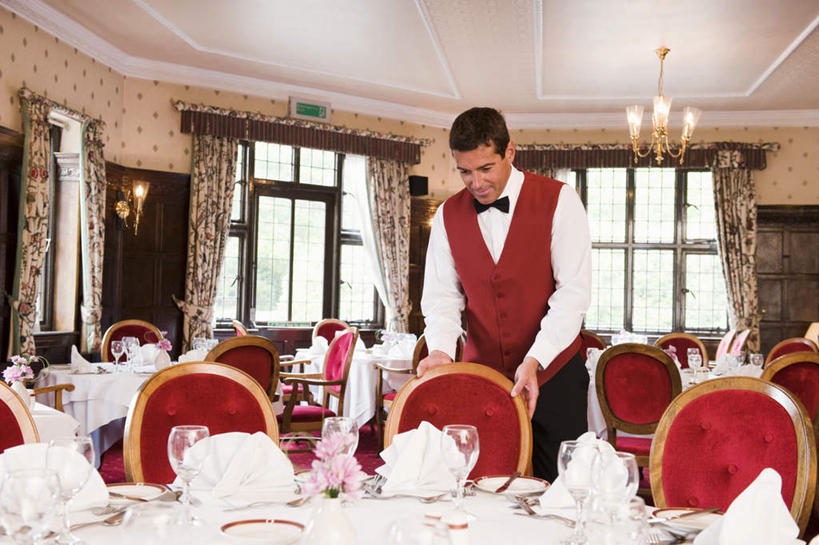 西方人,一个人,服务员,餐厅,站,笑,微笑,横图,室内,白天,正面,工作服,制服,餐桌,窗户,天花板,桌子,椅子,照明,欧洲,欧洲人,仅一个男性,仅一个人,仅一个中年男性,许多,布料,领结,墙,灯光,折叠,布纹,注视,吊灯,玻璃窗,墙壁,墙面,灯,桌布,排列,红色,餐巾,灯具,台布,观察,看,手放前,站着,餐台,观看,整理,马甲,照亮,察看,象征,庄重,照明设备,队列,关注,身份,正式,地位,工作制服,保洁方巾,口布,男人,男性,中年男性,白种人,服务生,侍者,站立,半身,彩图,工作套服,餐馆,饭店,饭馆