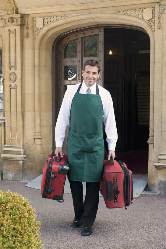 西方人,一个人,前台,服务员,门童,宾馆,走,笑,微笑,露齿笑,竖图,室外,白天,正面,工作服,制服,植物,门,酒店,欧洲,欧洲人,仅一个男性,仅一个人,仅一个中年男性,一棵,握,拉杆箱,旅行箱,围裙,地面,拿,拎,拿着,注视,树,树木,两个,红色,绿色,自然,行李箱,箱子,门框,观察,看,握着,生长,成长,观看,出差,察看,关注,工作制服,接待员,男人,男性,中年男性,白种人,服务生,侍者,步行,走路,彩图,全身,工作套服,旅行,客店,客栈,旅店,旅馆,旅舍,汽车旅馆,拎着