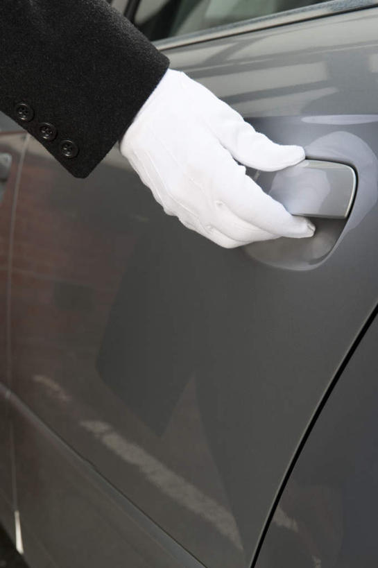 西方人,一个人,服务员,宾馆,站,竖图,室外,白天,正面,工作服,制服,酒店,汽车,欧洲,欧洲人,仅一个男性,仅一个人,仅一个中年男性,一辆,停靠,车,白色,把手,车门,门把手,手套,交通工具,轿车,打开,站着,门把,开启,载具,工作制服,男人,男性,中年男性,白种人,服务生,侍者,拉手,站立,半身,彩图,工作套服,客店,客栈,旅店,旅馆,旅舍,汽车旅馆