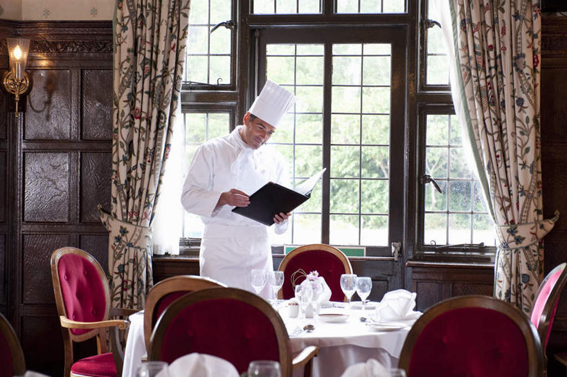 西方人,一个人,厨师,宾馆,站,横图,室内,白天,正面,工作服,制服,餐桌,窗户,窗帘,桌子,酒店,帽子,椅子,照明,欧洲,欧洲人,仅一个男性,仅一个人,仅一个中年男性,许多,握,装饰,壁灯,布料,灯光,折叠,拿,布纹,拿着,注视,玻璃窗,菜单,灯,桌布,排列,红色,白色,帘子,餐巾,灯具,台布,观察,看,站着,遮阳,握着,餐台,观看,华丽,修饰,照亮,点缀,察看,照明设备,队列,关注,厨师帽,衬托,美观,雅致,雅观,工作制服,保洁方巾,口布,男人,男性,中年男性,白种人,厨师长,厨子,大厨,主厨,站立,半身,彩图,工作套服,客店,客栈,旅店,旅馆,旅舍,汽车旅馆