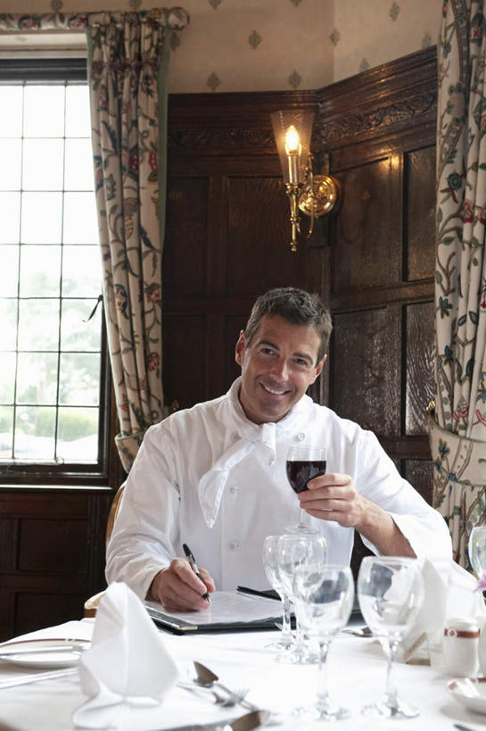 红酒,葡萄酒,西方人,一个人,厨师,宾馆,坐,笑,微笑,露齿笑,竖图,室内,白天,正面,工作服,制服,餐桌,窗户,桌子,酒店,杯子,椅子,欧洲,欧洲人,仅一个男性,仅一个人,仅一个中年男性,许多,握,写字,笔,布料,高脚杯,办公用品,红酒杯,酒类,一杯,折叠,拿,布纹,拿着,注视,水笔,玻璃窗,玻璃制品,菜单,酒,文具,桌布,饮料,排列,红色,白色,餐巾,酒杯,学习用品,台布,观察,看,红葡萄酒,握着,餐台,观看,文具用品,察看,书写,葡萄酒杯,队列,关注,工作制服,保洁方巾,口布,男人,男性,中年男性,白种人,厨师长,厨子,大厨,主厨,玻璃杯,坐着,半身,彩图,工作套服,客店,客栈,旅店,旅馆,旅舍,汽车旅馆