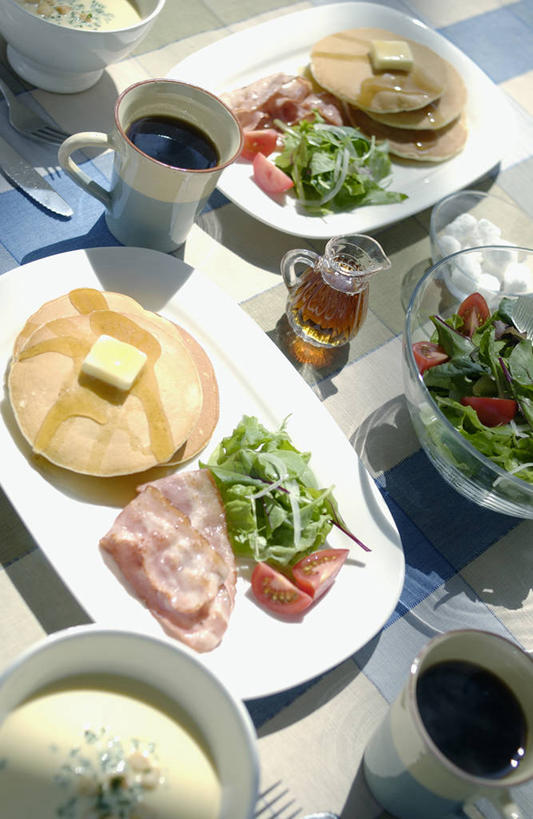 点心,面包,咖啡,无人,竖图,俯视,室内,白天,烹饪,西餐,幸福,餐桌,桌子,蔬菜,杯子,餐具,阴影,新鲜,反射,瓷器,碟子,盘,影子,调料,酱料,酱汁,蔬菜沙拉,汤,佐料,黄油,沙拉,料理,食品,面点,咖啡杯,陶瓷制品,调味品,调味料,娱乐,色拉,酱,沙拉酱,沙律,菜肴,美食,食物,糕点,饮料,盘子,碟,享受,休闲,温馨,放松,乐趣,西式,佳肴,有机食品,绿色食品,餐台,色拉酱,提神,乳制品,舒适,白脱油,瓷杯,醒脑,玉米浓汤,软饮料,乳脂,羹汤,彩图,高角度拍摄