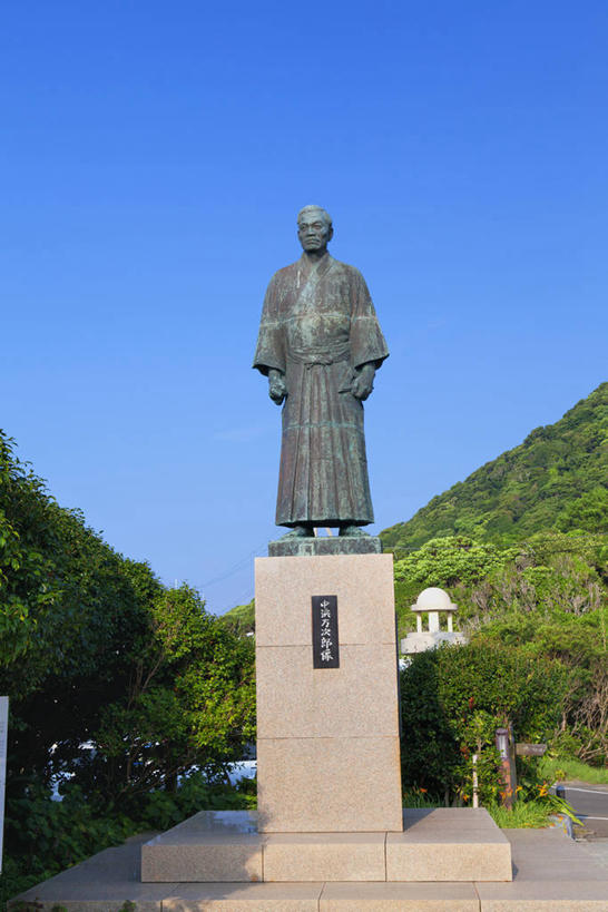东方人,一个人,无人,教师,站,竖图,室外,白天,正面,民族服装,旅游,度假,山,山脉,树林,植物,标志建筑,地标,建筑,雕塑,日本,亚洲,仅一个男性,仅一个人,仅一个中年男性,阴影,艺术,装饰,光线,雕刻,雕像,影子,山峰,山峦,注视,黄种人,娱乐,建设,树,树木,蓝色,绿色,蓝天,天空,阳光,自然,工艺品,群山,天,观察,看,站着,享受,休闲,旅游胜地,放松,生长,晴朗,成长,观看,纪念,美术,察看,关注,主题,陈列,东亚,万里无云,高知,日本国,高知县,功能,美学,四国地方,四国,四国岛,教员,翻译家,男人,男性,中年男性,亚洲人,老师,晴空,晴空万里,站立,彩图,全身,传统服装,民俗服,铜雕,先生,中滨万次郎,中浜万次郎