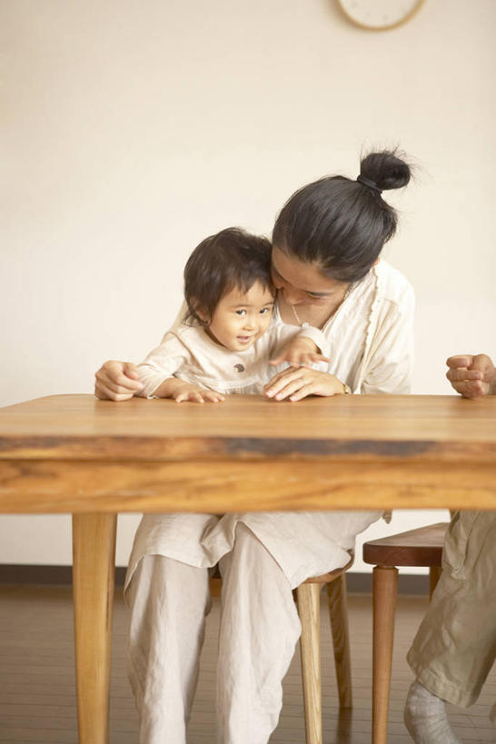 东方人,婴儿,儿童,中年人,两个人,家庭,母亲,坐,抱,竖图,室内,白天,正面,纯洁,餐桌,桌子,椅子,亚洲,服装,时间,时钟,木椅,计时,注视,休闲装,黄种人,小孩,衣服,挂钟,钟表,低头,观察,看,休闲,温暖,温馨,一家人,休闲服,表,可爱,母爱,童年,童趣,服饰,活泼,餐台,抱着,观看,和睦,察看,搂着,关注,宝宝,童真,纯真,烂漫,无邪,垂头,母婴,伶俐,天真,女人,女性,中年女性,亚洲人,孩子,钟,搂,搂抱,坐着,半身,彩图,融洽