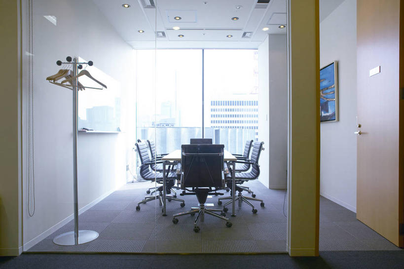 无人,办公室,横图,室内,白天,正面,窗户,家具,落地窗,门,桌子,电视,椅子,衣架,阴影,反射,影子,办公桌,玻璃窗,会议椅,门框,打开,办公椅,开启,彩电,办公家具,商务椅,培训椅,彩色电视机,显像管屏,显像管屏幕,电视机,挂衣架,晾衣架,彩图