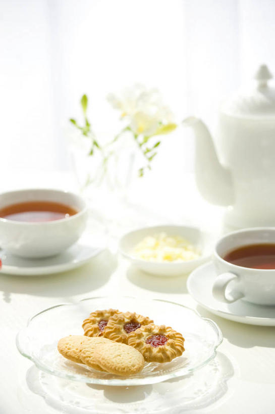 点心,无人,竖图,俯视,室内,特写,白天,餐桌,桌子,杯子,餐具,阴影,朦胧,模糊,反射,碟子,盘,影子,奶茶,食品,饮品,食物,饮料,盘子,水杯,碟,饼干,零食,餐台,可口,适口,茶杯,彩图,高角度拍摄