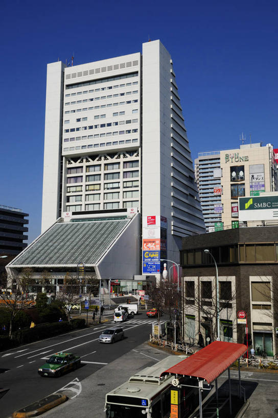 无人,高楼大厦,竖图,室外,白天,正面,旅游,度假,办公楼,植物,标志建筑,大厦,地标,建筑,摩天大楼,写字楼,东京,日本,亚洲,阴影,光线,影子,娱乐,建设,树,树木,蓝色,绿色,蓝天,天空,阳光,自然,楼宇,天,享受,休闲,旅游胜地,商务楼,放松,生长,晴朗,成长,东亚,本州,万里无云,关东地方,本州岛,日本国,东京都,中野区,晴空,晴空万里,彩图,大楼,高层建筑,高楼,摩天楼,中野