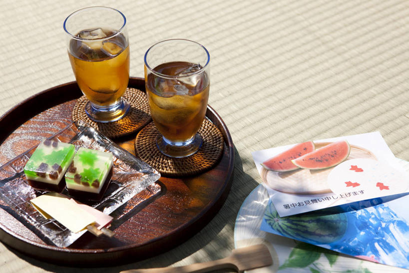 无人,横图,俯视,室内,特写,白天,幸福,茶,杯子,餐具,阴影,反射,传递,信息,碟子,盘,影子,冰,冰块,茶叶,明信片,塌塌米,榻榻米,联系,娱乐,冷冻,玻璃制品,盘子,卡片,水杯,碟,享受,休闲,温馨,放松,寒冷,乐趣,联络,通信,大麦茶,冷藏,纪念,留念,大麦,冰冷,提神,舒适,醒脑,怀念,宣传,保鲜,记念,叠席,玻璃杯,彩图,高角度拍摄,收藏