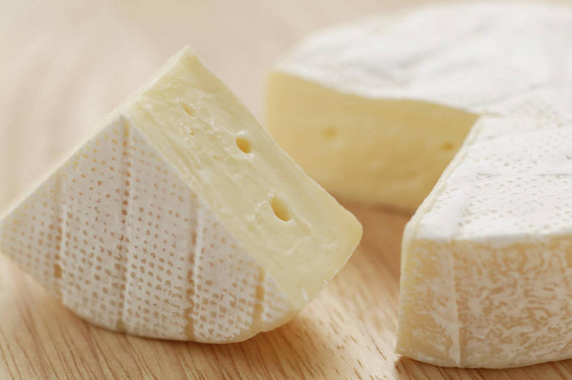 奶酪,无人,横图,俯视,室内,特写,白天,餐桌,桌子,切开,阴影,朦胧,模糊,反射,影子,干酪,起司,芝士,营养,切,乳酪,餐台,乳制品,发酵,剖面,切面,卡门培尔干酪,卡蒙贝尔奶酪,彩图,高角度拍摄