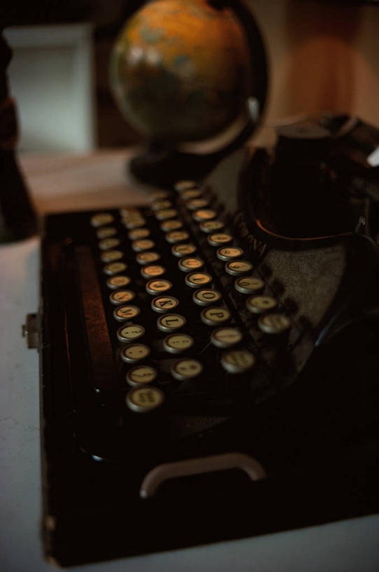 无人,竖图,室内,特写,白天,正面,仪器,海洋,桌子,静物,地图,金属制品,阴影,朦胧,模糊,反射,网格,金属,地球仪,线条,影子,世界地图,地球,陆地,办公用品,全球,书桌,球,经纬线,课桌,模型,学习用品,球体,地理,国家,一台,文具用品,大陆,世界,打字机,纬线,版图,经线,经纬仪,地理学,彩图,大洋,大洲