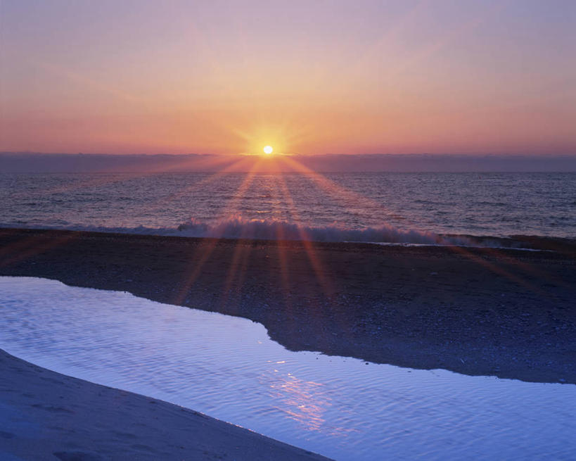 无人,横图,室外,白天,正面,旅游,度假,日出,海浪,海洋,美景,沙滩,太阳,北海道,日本,亚洲,沙子,海岸,景观,浪花,水平线,辽阔,朝霞,晨曦,海平线,黎明,沙地,娱乐,阳光,自然,海水,享受,休闲,广阔,景色,放松,一望无际,自然风光,海景,东亚,日本国,北海道地方,北海道岛,稚内,稚内市,宗谷支厅,无边无际,一马平川,大海,风浪,海,海水的波动,海滩,近岸浪,涌浪,朝阳,彩图,镜头光晕,透镜闪耀,眩光,卯时,破晓,日始,水天相接,水天一线