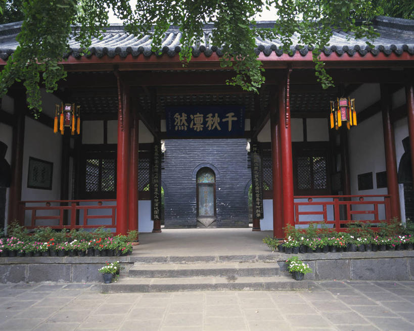 无人,栏杆,横图,室外,白天,正面,旅游,度假,名胜古迹,植物,楼梯,门,标志建筑,地标,建筑,照明,雕塑,中国,亚洲,阴影,遗迹,艺术,装饰,光线,标志,灯笼,雕刻,扶手,牌匾,瓦片,文字,影子,纸灯笼,柱子,字符,阶梯,屋顶,灯光,顶棚,瓦,古迹,文化,文物,娱乐,标识,建设,古建筑,护栏,台阶,树,树木,绿色,自然,工艺品,灯具,门框,享受,休闲,汉字,旅游胜地,放松,建造,祠堂,四川省,生长,成长,纪念,照亮,美术,照明设备,中文,主题,陈列,祠庙,古文明,东亚,屋瓦,四川,成都,成都市,中华人民共和国,省会,西南地区,功能,美学,国文,华文,川,武侯祠,彩图,君臣合祀祠庙
