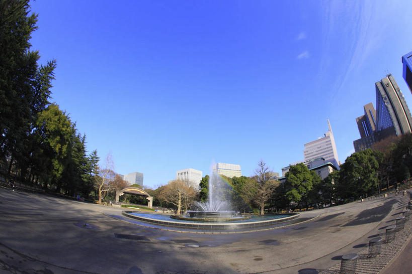无人,公园,高楼大厦,横图,室外,白天,广角镜头,鱼眼镜头,仰视,度假,美景,水,植物,城市风光,城市,大厦,建筑,摩天大楼,喷泉,东京,日本,亚洲,阴影,飞溅,溅,光线,液体,影子,景观,水滴,云,云朵,云彩,文化,娱乐,建设,水珠,树,树木,蓝色,绿色,白云,蓝天,天空,阳光,自然,天,品味,享受,休闲,景色,放松,千代田区,生长,晴朗,成长,喷洒,水景,东亚,本州,关东地方,本州岛,日本国,东京都,美观,日比谷公园,设计,晴空,彩图,低角度拍摄,大楼,高层建筑,高楼,摩天楼