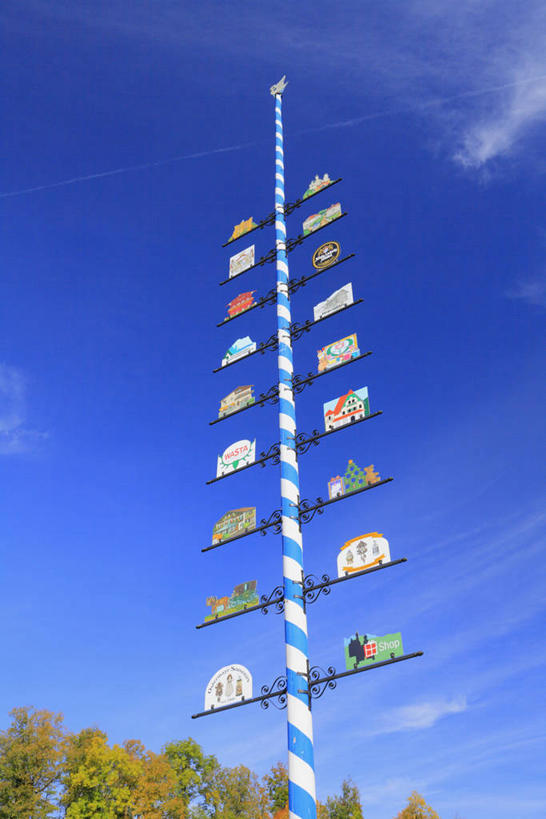 无人,竖图,室外,白天,仰视,旅游,度假,美景,植物,德国,欧洲,阴影,节日,庆祝,光线,影子,柱子,景观,云,云朵,云彩,文化,娱乐,树,树木,蓝色,绿色,白云,蓝天,天空,阳光,自然,天,庆典,享受,休闲,景色,放松,生长,晴朗,成长,纪念,西欧,自然风光,德意志联邦共和国,五朔节,晴空,彩图,低角度拍摄