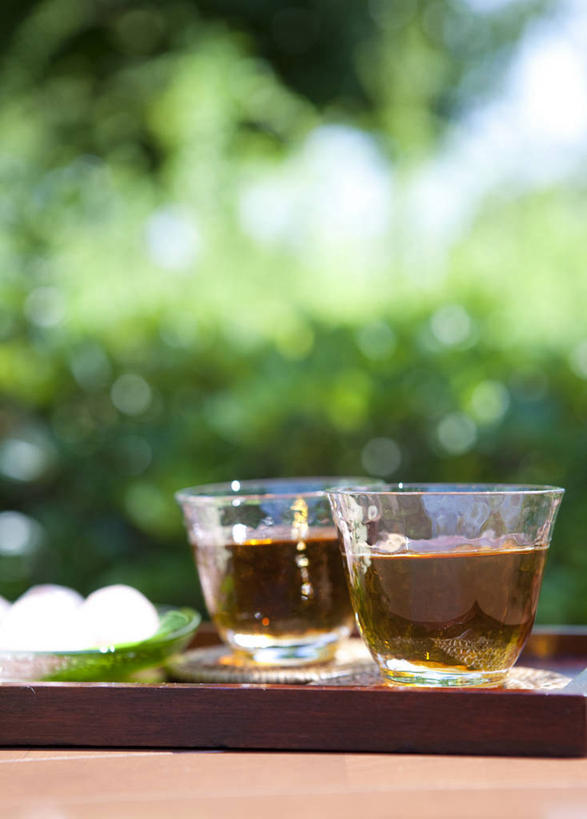 无人,竖图,室外,特写,白天,正面,幸福,植物,茶,杯子,阴影,朦胧,模糊,光线,影子,茶叶,两杯,娱乐,玻璃制品,树,树木,两个,绿色,阳光,自然,水杯,享受,休闲,温馨,放松,乐趣,生长,大麦茶,成长,大麦,提神,舒适,醒脑,玻璃杯,彩图