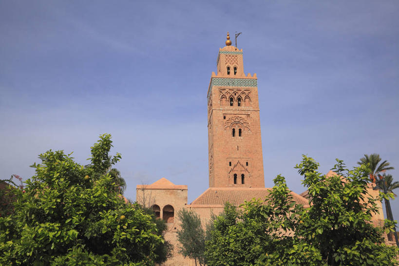 无人,横图,室外,白天,仰视,旅游,度假,名胜古迹,植物,标志建筑,地标,建筑,非洲,摩洛哥,阴影,节日,遗迹,光线,影子,云,云朵,云彩,古迹,文化,文物,娱乐,建设,古建筑,树,树木,蓝色,绿色,白云,蓝天,天空,阳光,自然,天,祈祷,享受,休闲,健康,旅游胜地,放松,许愿,宗教,信仰,生长,晴朗,成长,纪念,祈求,伊斯兰教,清真寺,古文明,阿非利加洲,摩洛哥王国,马拉喀什,库图比亚清真寺,库杜比亚清真寺,平安,晴空,彩图,低角度拍摄