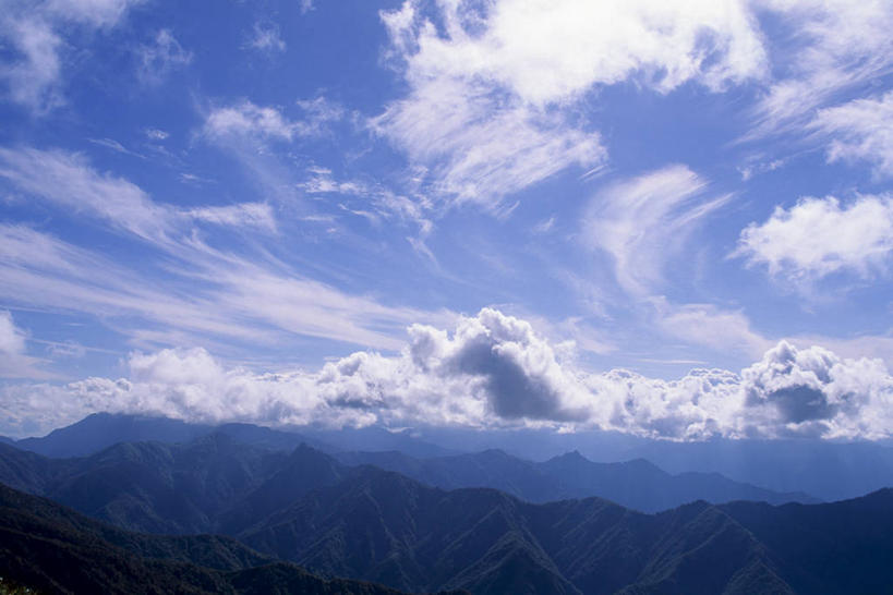 无人,横图,室外,白天,仰视,美景,山,山脉,阴影,光线,影子,景观,山峰,云,云朵,山峦,云彩,蓝色,白云,蓝天,天空,阳光,自然,群山,天,景色,晴朗,连绵,绵延,自然风光,联贯,晴空,彩图,低角度拍摄