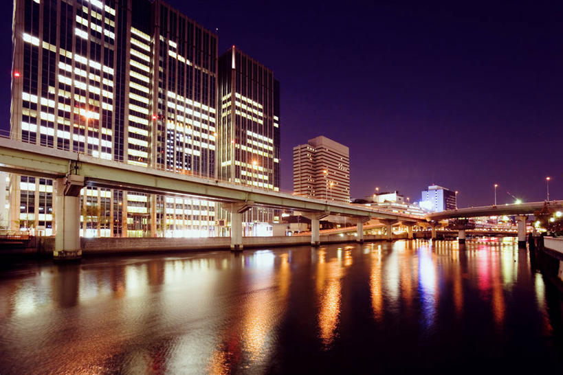 无人,公园,高楼大厦,横图,室外,夜晚,仰视,旅游,度假,办公楼,河流,水,窗户,标志建筑,大桥,大厦,地标,建筑,摩天大楼,桥梁,写字楼,夜景,日本,亚洲,阴影,光线,影子,河水,水流,高架,桥,灯光,娱乐,建设,玻璃窗,倒影,楼宇,享受,休闲,旅游胜地,商务楼,放松,大阪,倒映,高架桥,东亚,高架道路,跨线桥,本州,大阪府,本州岛,日本国,近畿地方,近畿,中之岛,县厅,大阪市,中之岛公园,反照,彩图,低角度拍摄,大楼,高层建筑,高楼,摩天楼