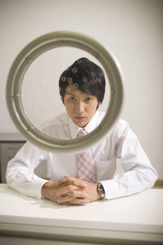 东方人,一个人,商务人士,商务男性,坐,双手交叉,竖图,室内,白天,正面,衬衫,窗户,亚洲,仅一个男性,仅一个人,阴影,套装,时间,反射,时钟,手表,影子,墙,领带,计时,注视,黄种人,墙壁,墙面,仅一个年轻男性,一个,白色,钟表,观察,看,表,监狱,单个,观看,腕表,察看,监禁,束缚,象征,庄重,犯人,罪犯,关注,商务装,身份,关押,监牢,牢狱,囚犯,工薪阶层,正式,地位,监管,禁闭,监犯,囚徒,罪人,男人,男性,年轻男性,亚洲人,白领,看守,上班族,钟,十字手,坐着,半身,彩图,衬衣