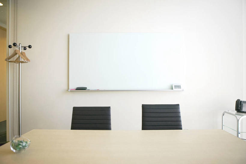 无人,办公室,横图,室内,白天,正面,家具,桌子,椅子,衣架,阴影,反射,影子,办公桌,墙,墙壁,墙面,白色,白板,会议椅,办公椅,记录板,记事板,办公家具,商务椅,培训椅,挂衣架,晾衣架,彩图