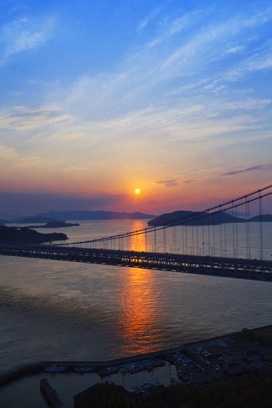 无人,竖图,室外,白天,正面,旅游,度假,海浪,海洋,美景,日落,大桥,桥梁,日本,亚洲,景观,浪花,晚霞,霞光,落日,斜拉桥,桥,娱乐,自然,海水,黄昏,享受,休闲,景色,彩霞,放松,自然风光,海景,东亚,本州,本州岛,日本国,濑户大桥,中国地方,冈山,冈山县,四国地方,四国,四国岛,香川,香川县,夕照,薄暮,斜张桥,大海,风浪,海,海水的波动,近岸浪,涌浪,夕阳,彩图,傍晚,斜阳