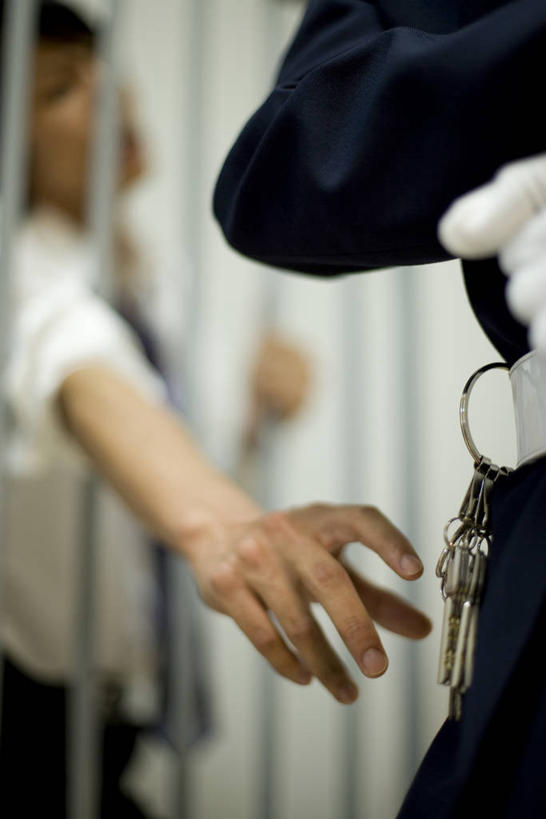 东方人,两个人,商务人士,警察,警卫,商务男性,栏杆,站,竖图,室内,白天,正面,工作服,衬衫,制服,安全,亚洲,阴影,套装,服装,朦胧,模糊,反射,影子,围栏,防护,领带,钥匙,黄种人,护栏,衣服,手套,站着,监狱,服饰,保护,监禁,开启,束缚,象征,衣着,庄重,犯人,罪犯,穿着,封闭,保险,商务装,身份,私密,关押,监牢,盗窃,偷窃,警服,牢狱,囚犯,工薪阶层,保全,周全,安稳,安定,防盗,正式,地位,防护手套,偷盗,工作制服,衣饰,监管,禁闭,监犯,囚徒,罪人,平安,男人,男性,中年男性,亚洲人,白领,保安,警卫员,看守,上班族,卫兵,站立,半身,彩图,衬衣,工作套服