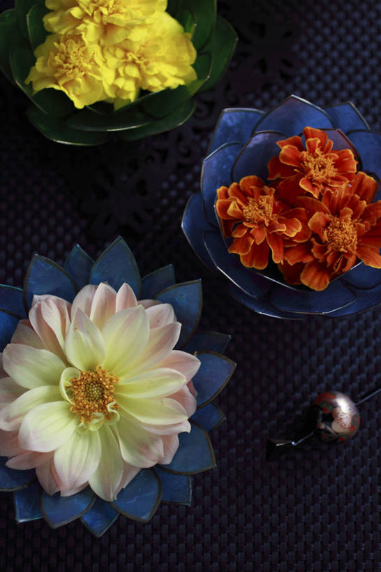 无人,竖图,俯视,室内,特写,白天,感激,餐具,一堆,许多,阴影,堆叠,堆积,新鲜,盛开,反射,碟子,盘,影子,大丽花,很多,花蕾,花,花瓣,花朵,鲜花,粉色,黄色,红色,盘子,碟,花苞,花蕊,菊花,大理花,堆,天竺牡丹,大丽菊,吉利,新意,富丽,大方,新颖,彩图,高角度拍摄,背叛,地瓜花,东洋菊