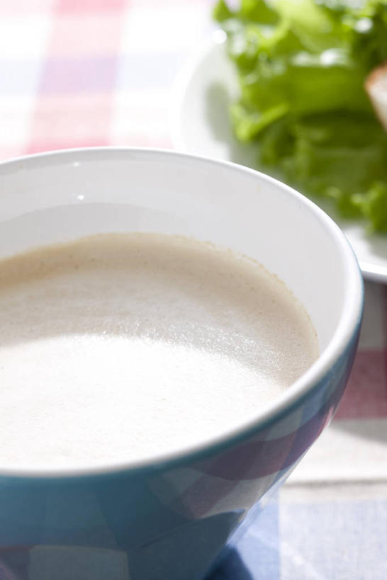 咖啡,牛奶,无人,竖图,俯视,室内,特写,白天,幸福,阴影,反射,影子,陶瓷,生菜,莴苣,陶瓷制品,饮品,一杯,营养,娱乐,饮料,一个,容器,碗,享受,休闲,温馨,放松,乐趣,单个,储藏,提神,乳制品,舒适,奶,牛乳,储存,醒脑,软饮料,春菜,鹅仔菜,莴仔菜,千金菜,安神,叶用莴苣,彩图,高角度拍摄,牛奶咖啡,贮存