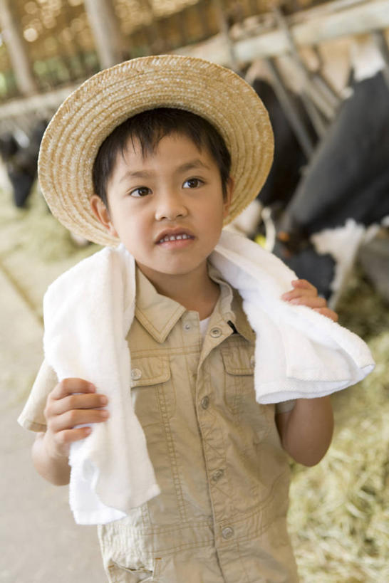 东方人,儿童,一个人,农场,栏杆,站,竖图,室外,白天,正面,工作服,制服,纯洁,畜牧业,牧场,牛,帽子,亚洲,仅一个男性,仅一个人,三只,握,阴影,花纹,朦胧,模糊,反射,草帽,纺织物,影子,围栏,乳牛,注视,黄种人,护栏,小孩,动物,毛巾,观察,看,清洁,站着,仅一个小孩,家畜,可爱,童年,童趣,握着,牲畜,观看,保暖,察看,关注,斑纹,童真,透气,烂漫,无邪,防水,畜牧,牧业,一顶,工作制服,储水,耐磨,吸水,天真,男孩,男人,男性,亚洲人,孩子,奶牛,站立,半身,彩图,工作套服,男生