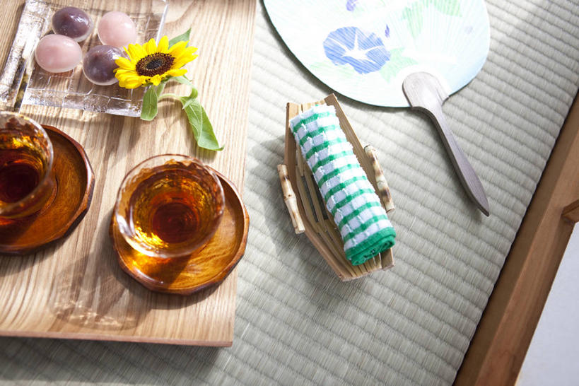 点心,无人,横图,俯视,室内,白天,爱情,幸福,太阳,茶,桌子,向日葵,杯子,餐具,阴影,盛开,反射,木制,碟子,纺织物,盘,扇子,影子,茶叶,食品,甜点,甜品,塌塌米,榻榻米,清凉,花蕾,凉爽,文化,娱乐,书桌,玻璃制品,花,花瓣,花朵,鲜花,食物,糕点,两个,三个,一朵,一个,黄色,盘子,课桌,木制品,水杯,碟,毛巾,甜食,花苞,花蕊,清洁,享受,休闲,温馨,放松,乐趣,单个,保暖,提神,舒适,醒脑,光辉,透气,沉默,防水,忠诚,勇敢,投缘,爱慕,储水,耐磨,吸水,叠席,高傲,朝阳花,葵花,望日莲,向阳花,转日莲,玻璃杯,彩图,高角度拍摄,和风扇,和风扇子,凉扇,传统文化