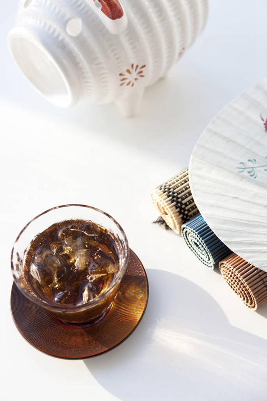 无人,竖图,俯视,室内,白天,白色背景,幸福,餐桌,茶,桌子,杯子,玻璃,阴影,日本文化,反射,扇子,蚊香猪,影子,茶叶,蚊香架,一杯,清凉,凉爽,文化,娱乐,玻璃制品,一个,水杯,享受,休闲,温馨,放松,乐趣,摄影,影棚,大麦茶,单个,餐台,大麦,提神,舒适,和风,醒脑,茶杯,彩图,高角度拍摄,影棚拍摄,拍摄,和风扇,和风扇子,凉扇,蚊取豚,香薰器,小猪香炉,传统文化