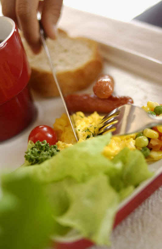 西方人,手,一个人,竖图,俯视,室内,特写,白天,烹饪,西餐,厨房,桌面,桌子,蔬菜,西红柿,小番茄,杯子,餐具,欧洲,欧洲人,仅一个年轻女性,仅一个女性,仅一个人,握,阴影,朦胧,模糊,新鲜,反射,叉子,瓷器,刀叉,刀子,碟子,盘,影子,生菜,莴苣,调料,酱料,酱汁,蔬菜沙拉,佐料,沙拉,料理,食品,咖啡杯,陶瓷制品,调味品,调味料,色拉,酱,沙拉酱,沙律,菜肴,美食,食物,红色,盘子,碟,手部,西式,握着,佳肴,有机食品,绿色食品,色拉酱,单手,餐刀,瓷杯,餐叉,春菜,鹅仔菜,莴仔菜,千金菜,叶用莴苣,小西红柿,樱桃小番茄,珍珠小番茄,年轻女性,女人,女性,白种人,进餐用具,樱桃番茄,圣女果,番茄,半身,彩图,高角度拍摄,灶间,厨房料理台,料理台