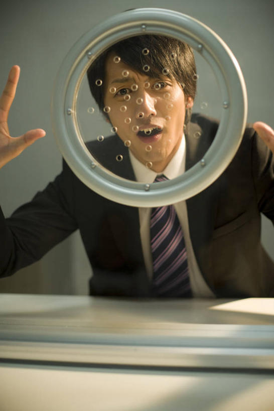 东方人,一个人,商务人士,商务男性,坐,竖图,室内,白天,正面,衬衫,窗户,桌面,桌子,亚洲,仅一个男性,仅一个人,阴影,套装,反射,影子,领带,注视,黄种人,玻璃窗,仅一个年轻男性,观察,看,搭,监狱,观看,察看,监禁,束缚,象征,庄重,搭着,关注,商务装,身份,关押,监牢,牢狱,工薪阶层,正式,地位,监管,禁闭,男人,男性,年轻男性,亚洲人,白领,看守,上班族,坐着,半身,彩图,衬衣