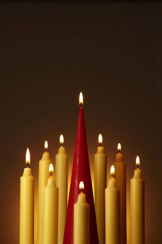 无人,竖图,俯视,室内,特写,白天,蜡烛,许多,阴影,环绕,围绕,光线,火焰,影子,烛光,很多,燃烧,环抱,红色,点燃,摄影,影棚,褐色背景,火光,萦绕,彩图,高角度拍摄,影棚拍摄,拍摄