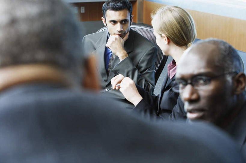 西方人,背部,四个人,伙伴,朋友,商务人士,商务男性,商务女性,办公室,站,坐,横图,室内,特写,白天,正面,衬衫,讨论,友谊,合作,团队,欧洲,黑人,欧洲人,套装,朦胧,模糊,会议,注视,观察,看,站着,战略,观看,察看,关注,商务装,工薪阶层,联合,合谋,配合,协作,男人,男性,女人,女性,中年男性,中年女性,白种人,白领,上班族,坐着,半身,彩图,衬衣