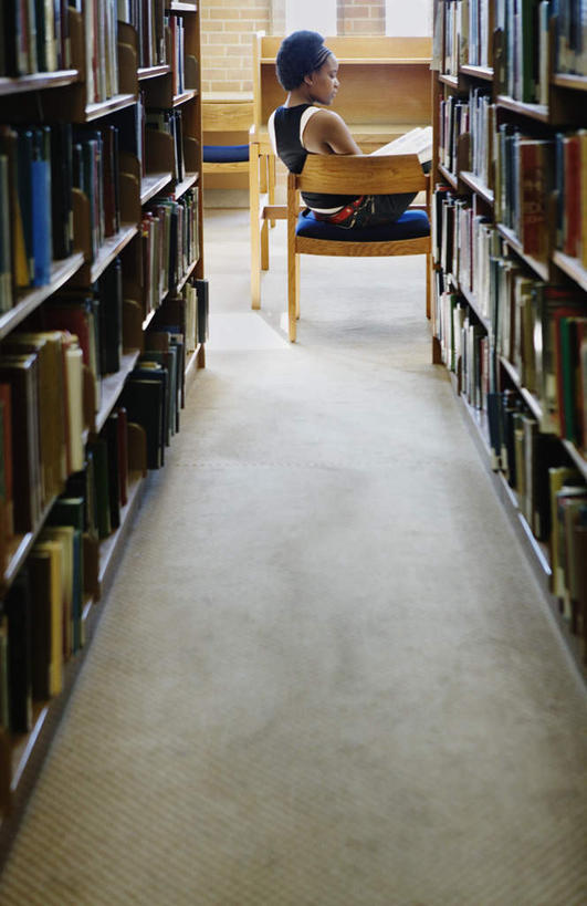 一个人,学生,图书馆,坐,竖图,室内,白天,侧面,看书,阅读,书架,书籍,欧洲,非洲,黑人,欧洲人,仅一个年轻女性,仅一个女性,仅一个人,许多,学习,服装,木质,坐垫,休闲装,排列,衣服,蓝色,课桌,书本,看,休闲,休闲服,读书,浏览,服饰,年轻女性,女人,女性,非洲人,书,坐着,半身,彩图,阅览室