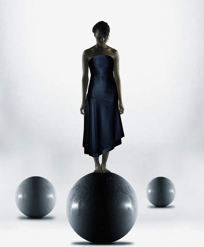 西方人,头发,一个人,站,竖图,室内,白天,白色背景,正面,晚礼服,欧洲,黑人,欧洲人,仅一个年轻女性,仅一个女性,仅一个人,地球,球,排列,黑色,低头,看,站着,摄影,影棚,看着,年轻女性,女人,女性,发型,彩图,全身,影棚拍摄,晚宴服,舞会服,洋服,洋装,夜礼服,拍摄,短发