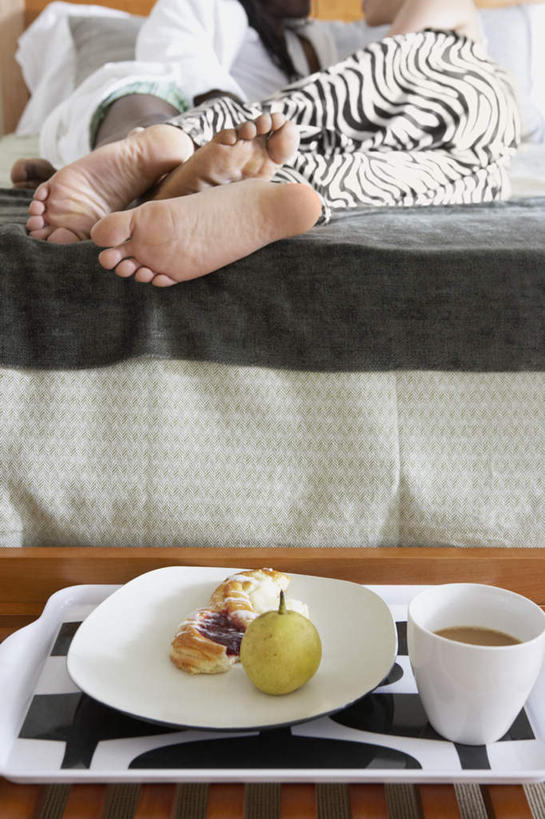 咖啡,西方人,两个人,躺,睡,竖图,室内,白天,正面,床,梨,杯子,餐具,水果,欧洲,欧洲人,碟子,盘,床单,盘子,水杯,碟,香梨,单人床,卧着,男人,男性,年轻男性,年轻女性,女人,女性,白种人,茶杯,生梨,困,困觉,寝息,睡觉,躺着,卧,半身,彩图