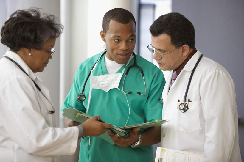 西方人,三个人,伙伴,朋友,医生,医院,站,捧,笑,说,微笑,露齿笑,横图,室内,白天,正面,工作服,讨论,友谊,合作,团队,门,欧洲,欧洲人,戴,档案,文件,眼镜,墙,拿,拿着,注视,墙壁,口罩,听诊器,资料,观察,看,站着,医护人员,医疗人员,战略,观看,戴着,察看,白大褂,关注,医疗机构,联合,合谋,交流,配合,协作,男人,男性,年轻男性,年轻女性,女人,女性,白种人,大夫,沟通,讲话,交谈,捧着,商讨,说话,谈话,半身,彩图,病院,诊所