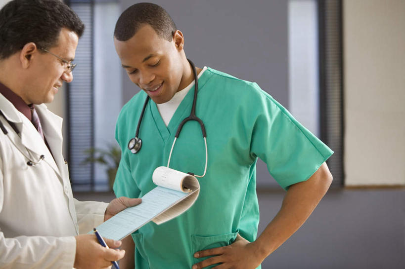 西方人,两个人,伙伴,朋友,医生,医院,站,捧,笑,微笑,露齿笑,横图,室内,白天,正面,工作服,友谊,合作,团队,植物,窗户,欧洲,欧洲人,档案,盆栽,文件,眼镜,墙,拿,拿着,注视,手叉腰,玻璃窗,墙壁,绿色,听诊器,资料,叉腰,低头,观察,看,站着,医护人员,医疗人员,战略,观看,察看,白大褂,关注,医疗机构,联合,合谋,交流,配合,协作,男人,男性,年轻男性,白种人,大夫,沟通,捧着,半身,彩图,病院,诊所