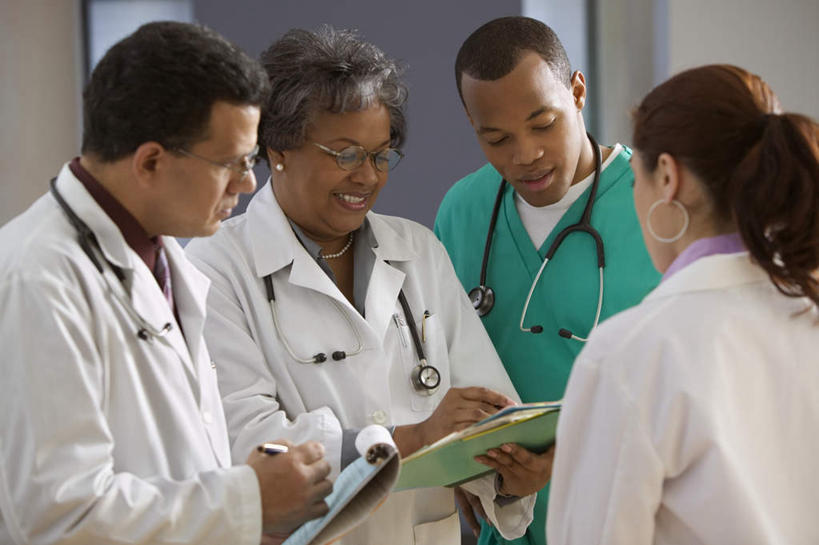 西方人,四个人,伙伴,朋友,医生,医院,站,捧,笑,微笑,露齿笑,横图,室内,白天,正面,工作服,友谊,合作,团队,门,欧洲,欧洲人,戴,笔,档案,文件,眼镜,墙,拿,拿着,注视,墙壁,听诊器,资料,观察,记录,看,站着,医护人员,医疗人员,战略,观看,戴着,察看,白大褂,关注,医疗机构,联合,合谋,交流,配合,协作,老年女性,男人,男性,年轻男性,年轻女性,女人,女性,白种人,大夫,沟通,捧着,半身,彩图,病院,诊所