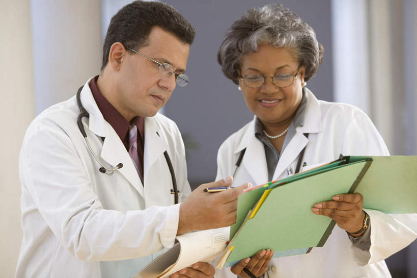 西方人,两个人,伙伴,朋友,医生,医院,站,捧,笑,微笑,露齿笑,横图,室内,白天,正面,工作服,友谊,合作,团队,门,欧洲,欧洲人,戴,档案,文件,眼镜,墙,拿,拿着,注视,墙壁,口罩,听诊器,资料,观察,看,站着,医护人员,医疗人员,战略,观看,戴着,察看,白大褂,关注,医疗机构,联合,合谋,交流,配合,协作,老年女性,男人,男性,年轻男性,女人,女性,白种人,大夫,沟通,捧着,半身,彩图,病院,诊所