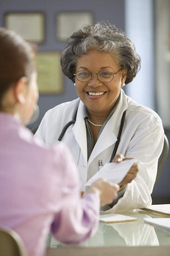 背部,两个人,伙伴,朋友,医生,病人,护士,医院,坐,笑,微笑,露齿笑,竖图,室内,白天,正面,友谊,合作,团队,窗户,桌面,桌子,椅子,非洲,黑人,档案,文件,墙,靠背椅,拿,拿着,玻璃窗,墙壁,听诊器,资料,医护人员,医疗人员,战略,白衣天使,白大褂,文档,医疗机构,联合,合谋,交流,配合,协作,老年女性,男人,男性,年轻女性,女人,女性,非洲人,大夫,沟通,坐着,半身,彩图,病院,诊所