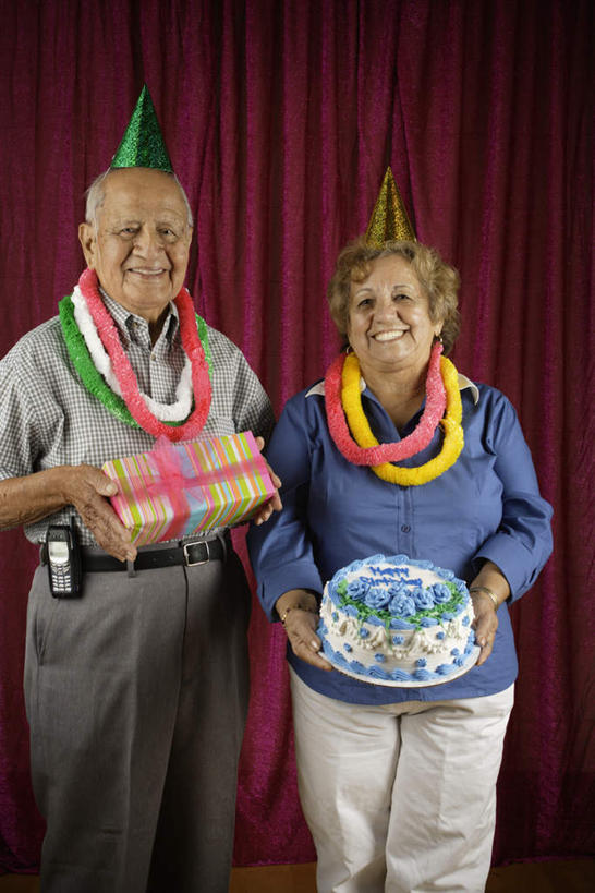 西方人,两个人,家庭,夫妻,舞台,站,笑,微笑,露齿笑,竖图,室内,白天,正面,爱情,聚会,生日,帽子,欧洲,欧洲人,服装,浪漫,拿,拿着,注视,休闲装,娱乐,衣服,观察,看,站着,休闲,温暖,温馨,一家人,休闲服,恩爱,放松,恋人,服饰,帷幕,观看,和睦,察看,关注,帷幔,幕布,幕帘,帷幔布,老年男性,老年女性,男人,男性,女人,女性,白种人,情侣,玩耍,站立,半身,彩图,伴侣,融洽,蛋糕