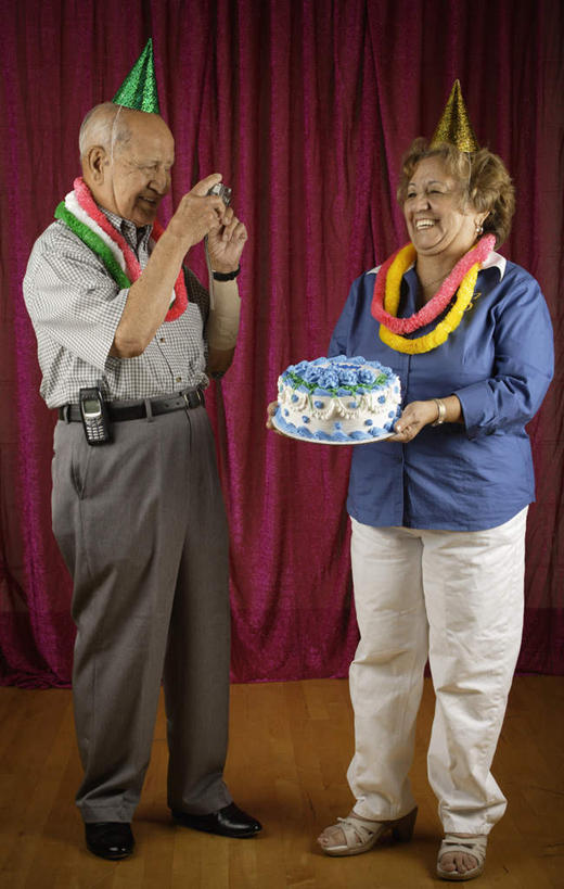 西方人,两个人,家庭,夫妻,舞台,站,笑,微笑,露齿笑,竖图,室内,白天,侧面,爱情,聚会,生日,帽子,相机,欧洲,欧洲人,服装,浪漫,拿,拿着,注视,休闲装,娱乐,拍照,衣服,数码相机,观察,看,站着,休闲,温暖,温馨,一家人,休闲服,恩爱,放松,恋人,摄影,服饰,帷幕,观看,和睦,察看,关注,帷幔,幕布,幕帘,帷幔布,老年男性,老年女性,男人,男性,女人,女性,白种人,情侣,照相机,玩耍,站立,彩图,全身,照相,伴侣,融洽,蛋糕