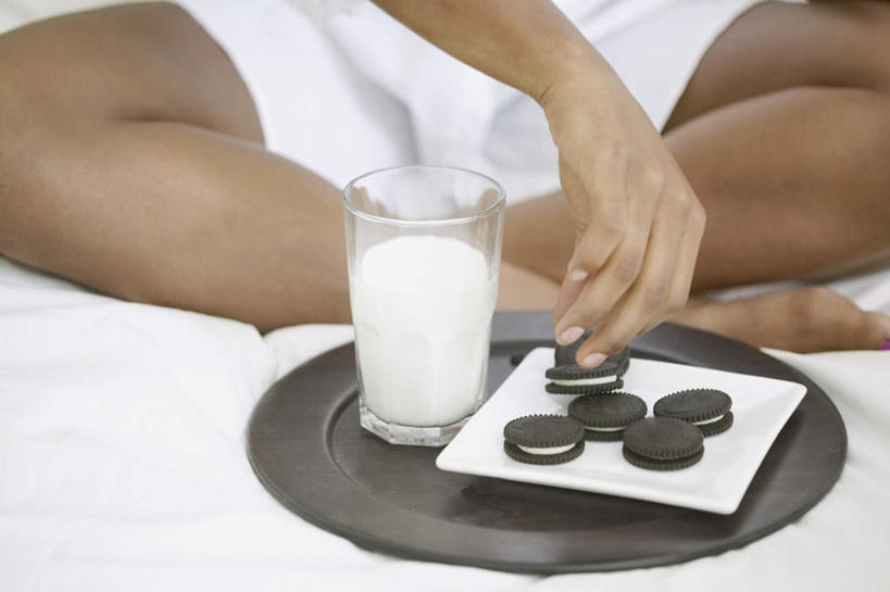 点心,牛奶,西方人,一个人,坐,盘腿,横图,俯视,室内,白天,床,卧室,杯子,餐具,欧洲,非洲,黑人,欧洲人,仅一个女性,仅一个人,握,服装,碟子,盘,双人床,食品,床单,饮品,营养,拿,拿着,休闲装,被子,玻璃制品,食物,饮料,衣服,白色,盘子,水杯,碟,饼干,零食,仅一个中年女性,休闲,休闲服,奥利奥,夹心饼干,握着,服饰,乳制品,被单,奶,牛乳,安神,女人,女性,中年女性,非洲人,玻璃杯,盘腿而坐,盘膝,盘着腿的,盘着腿坐,双腿交叉,坐着,半身,彩图,高角度拍摄,睡房,卧房